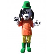 Lindo perro dálmata en traje de mascota naranja con sombrero verde