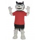Jugador de lobo negro en traje de la mascota de la camiseta roja