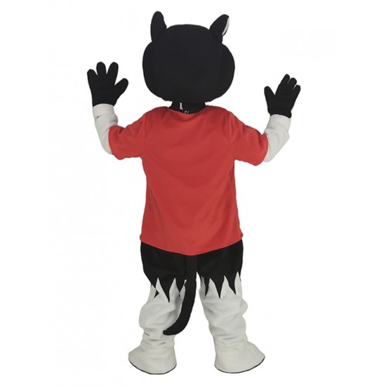 Jugador de lobo negro en traje de la mascota de la camiseta roja