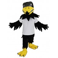 Águila halcón feroz en traje de la mascota de la camiseta blanca