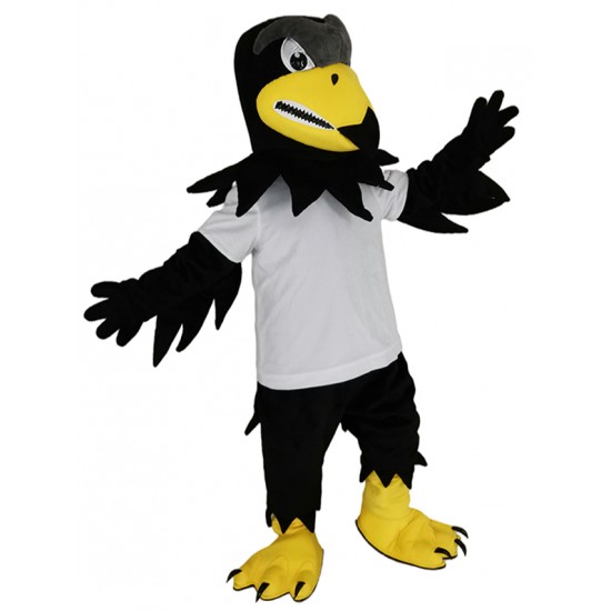Águila halcón feroz en traje de la mascota de la camiseta blanca