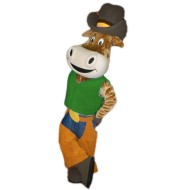 Divertido buey vaquero en traje de la mascota de camisa verde