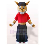 Lächelnder brauner Dobermann-Hund Maskottchen-Kostüm in Sportbekleidung Tier
